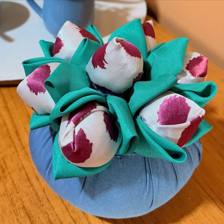 Flor de pano com folhas turquesa e tecido estampado